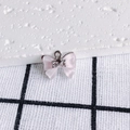Makroaufnahme eines rosa Schleifenanhängers mit Zirkonia-Inlay und Metallring für DIY-Schmuck - Rosa halbtransparente Schleife (10#)