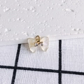 Detaillierte Ansicht des DIY-Schleifenanhängers mit Perlmuttglanz und winzigen Zirkonia - Perlmutt irisierender Schmetterling (11#)