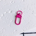 Détail d'un fermoir mousqueton en métal rose pour porte-clés DIY et accessoires de sacs - Style Rose Vif (10#)