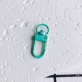 Vue macro d'un fermoir mousqueton pivotant vert menthe pour bijoux DIY et sacs - Style Cyan (12#)