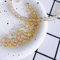 Gros plan de perles en verre de 8mm avec effet craquelé jaune et rose sur un plateau - Style 1 / Environ 106 Pièces/Pack