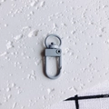 Gros plan du fermoir mousqueton en métal bleu-gris mat avec anneau rotatif pour DIY - Style Bleu Gris (13#)