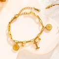 Bracelet trombone doré en acier inoxydable avec portrait de pièce, lettre I et breloques - Portrait de Reine - Lettre I (7751)