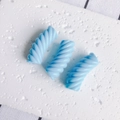 Dettaglio di perline a spirale in resina azzurra per la creazione di bracciali DIY - Azzurro Pallido (7#)