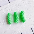 Dettaglio di tre perline a spirale in resina verde brillante per braccialetti fai-da-te - Verde Brillante (8#)