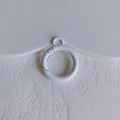 Detailopname van een witte metalen veerring voor DIY-sleutelhangers en accessoires - Wit (KP5425)