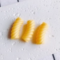Dettaglio di tre perline a spirale in resina gialla per gioielli fai da te e hobby - Giallo (9#)