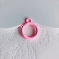 Detailopname van een matroze ronde veerring voor doe-het-zelf sleutelhangeraccessoires - Roze (KP5425)