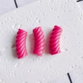 Primo piano di tre perle a spirale in resina rosa per la creazione di gioielli fai-da-te - Rosa (10#)