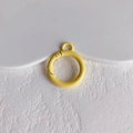 Detailopname van een gele ronde metalen veerhaak voor DIY sieraden en sleutelhangers - Geel (KP5425)