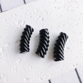 Macro di tre perle a spirale in resina nera per gioielli fai-da-te su pietra bianca - Nero (11#)