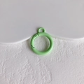 Detailopname van een lichtgroene ronde veerring met klein oogje voor DIY-sieraden - Lichtgroen (KP5425)