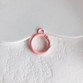 Macro-opname van een roze metalen veerring voor DIY-sleutelhangers en accessoires - Donkerroze (KP5425)