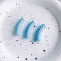 Dettaglio di tre perle a spirale in resina azzurra per creazione di gioielli fai-da-te - Azzurro Chiaro Piccolo (20#)