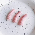 Dettaglio macro di tre perle a spirale in resina rosa chiaro per gioielli fai-da-te - Rosa Chiaro Piccolo (25#)