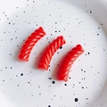 Tre perline a spirale in resina rossa per gioielli fai da te su un vassoio bianco - Rosso Vivo Piccolo (26#)