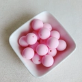 Gros plan de perles en caoutchouc rose macaron mat dans un bol blanc pour bijoux DIY - Rose Clair (1#)