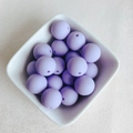 Vue macro de perles en caoutchouc mat lavande avec trous droits dans un bol en céramique - Violet Lavande (7#)