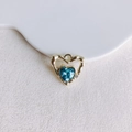 Détail d'un pendentif cœur doré orné d'une pierre précieuse en forme de cœur bleu - 5#-Or Pierre Bleue