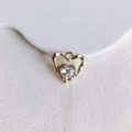 Vue macro d'un pendentif cœur en alliage avec zircon étincelant sur tissu blanc texturé - 6#-Or Pierre Transparente
