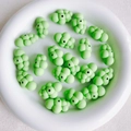 Makro-Detail von grasgrünen 3D-Wolkenperlen aus Acryl für DIY-Schmuck und Anhänger - Grasgrün