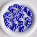 Makro-Detail von matten lila Acryl-Wolkenperlen für DIY-Schmuck und Handyketten - Lila