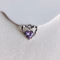 Gros plan d'un pendentif cœur argenté avec pierre précieuse violette sur tissu blanc - 10#-Argent Pierre Violette