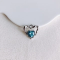 Détail macro d'un pendentif cœur en cristal bleu scintillant avec cadre en métal argenté - 12#-Argent Pierre Bleue