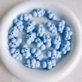 Dettaglio di perline a nuvola azzurre in acrilico opaco per la creazione di gioielli DIY - Azzurro