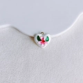 Détail d'un pendentif coeur blanc avec fleur rose et feuilles vertes en émail - 5# Cœur Blanc