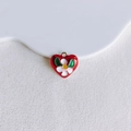 Vue macro détaillée du pendentif en émail en forme de cœur avec motif floral et anneau doré - 6# Cœur Rouge