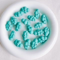 Dettaglio macro di perle a nuvola in acrilico blu per gioielli fai-da-te in vassoio bianco - Blu verde