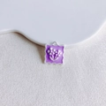 Macro-opname van een lichtpaarse vierkante emaille hanger met zilveren golvende randen - Paarse Vierkante Bloem Golvende Rand (2#)