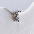 Nahaufnahme eines Kaninchen-Anhängers mit lila Herz-Edelstein auf weißem Stoffgewebe - Silber Mit Violettem Herz (6#)