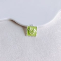 Macro-opname van lichtgroene emaille bloembedel met zilveren golvende randen voor DIY - Groene Vierkante Bloem Golvende Rand (3#)