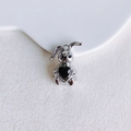 Detailaufnahme eines silbernen Hasenanhängers aus Legierung mit schwarzem Herz auf Stoff - Silber Mit Schwarzem Herz (7#)
