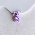 Nahaufnahme lila Emaille-Hasenanhänger mit Herz-Kristall für DIY-Schmuckherstellung - Violett Mit Weißem Strass (11#)