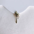 Dettaglio del ciondolo a cuore dorato con smalto bianco e perla su vassoio - Cuore Fluido Oro (Con Perla Artificiale) (KP5517-1)