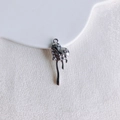 Dettaglio macro del ciondolo cuore fuso argento con trama a coste e zircone incastonato - Cuore Fluido Argento (Con Strass) (KP5517-3)