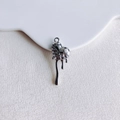 Dettaglio ravvicinato del ciondolo a cuore in argento fuso con trama e perla tonda - Cuore Fluido Argento (Con Perla Artificiale) (KP5517-4)