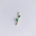 Dettaglio del pendente a ramo dorato con gemme verdi a forma di foglia incastonate - Ramo Oro (Con Strass Verde) (KP5517-5)