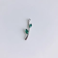 Dettaglio ravvicinato di un ciondolo a foglia d'argento con due gemme verdi a marquise - Ramo Argento (Con Strass Verde) (KP5517-7)