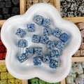 Perles cubes bleues de 14mm en strass pour bijoux DIY sur un plateau en céramique - Forme de cube / 14mm-15mm / Bleu AB Ciel Étoilé