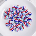 Macro detail van handbeschilderde regenboog gestreepte glazen kralen voor DIY sieraden - Rood Wit Blauw Spiraal Roze Stippen (1# Lampwork)