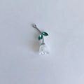 Elegante ciondolo mughetto con gemme verdi e finitura in madreperla bianca lucida - Fiore Iridescente Bianco Latte - Stelo Argentato (10#)