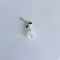 Elegante ciondolo mughetto con stelo dorato e foglie di pietre preziose verdi - Fiore Iridescente Bianco Latte - Base Dorata (12#)