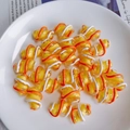 Macro-opname van geel gestreepte acrylkralen voor het maken van DIY-sieraden - Lichtgeel Oranje Wit Spiraal (14# Acryl)