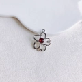 Détail d'un pendentif fleur en argent avec pétales évidés et cristal rouge central - Fleur Creuse Argentée Strass Rouge (8#)