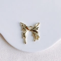 Vue détaillée d'un pendentif papillon doré fondant avec finition en métal liquide - Papillon Liquide Doré (11#)