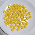 Primer plano de cuentas redondas de acrílico amarillo brillante con acabado esmaltado - Amarillo (1#)